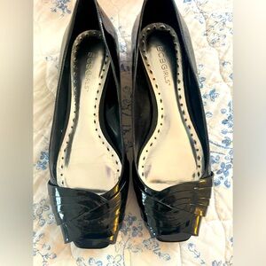 Size 7.5 BCBG patent leather peep toe shoes